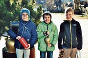 Silvester 2017: Dreier-Bubengruppe vor dem «Usschället» auf dem Oberrieter Kirchplatz. So muss es sein – voller Fröhlichkeit, ausgerüstet mit Schellen und Spendensammelbüchse. (Bild: pd)