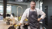 Norman Hunziker (23), der Teamchef der Schweizer Junioren Koch-Nationalmannschaft, kocht für unsere Leser ein Silvestermenü mit Überraschungen. (Bild: zvg)