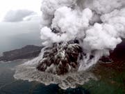 Erhöhte Warnstufe: Vulkan Anak Krakatau in der Sundastrasse in Indonesien. (Bild: KEYSTONE/EPA/NURUL HIDAYAT/BISNIS INDONESIA)