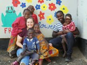 Kinder aus Tansania mit der Präsidentin von «Nakupenda Afrika», Leonie Fahrion. (Bild: PD)