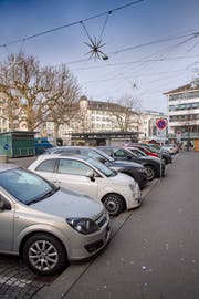 Die Parkplatz entlang der Bank CA. Auch sie sollen ab nächsten Frühling durch die Wochenmärkte und den Bauernmarkt belegt werden. (Bild: Urs Bucher - 27. Dezember 2018)