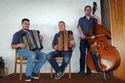Die Stammformation «Echo vom Sunnähalb» mit Andreas Arnold, Michi Arnold und Bernhard Kempf freute sich über den grossen Aufmarsch von Musikantinnen und Musikanten. (Bild: Franz Imholz, Unterschächen, 26. Dezember 2018)