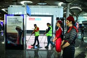 Flugbegleiterinnen und Reinigungskräfte am neuen Istanbuler Flughafen an dessen Eröffnungstag. (Bild: Burak Kara/Getty (29. Oktober 2018))