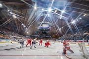 Das Startspiel: Trinec (in Rot) gegen Magnitogorsk. Bild: Andy Müller/Freshfocus (Davos, 26. Dezember 2018)