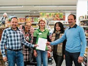 Der Tobler Gemeindepräsident Rolf Bosshard mit Gemeindeschreiberin Victoria Mesticky und den Dorfmarkt-Vertretern Rita Christen, Ursula Siegenthaler und Ralph Müller. (Bild: PD)