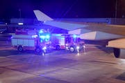 Die Feuerwehr am Flughafen in Köln, nachdem der Flieger von Angela Merkel umkehren musste. (Bild: EPA/CLEMENS BILAN, 29. November 2018)