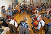 Am «Stubetä»-Finale nach Mitternacht spielten 23 Musikantinnen und Musikanten gemeinsam auf. (Bild: Franz Imholz, Unterschächen, 26. Dezember 2018)