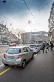 Ebenfalls auf den 1. April 2019 hin sollen die Parkplätze auf der Nordseite des Marktplatzes verschwinden. (Bild: Urs Bucher - 27. Dezember 2018)