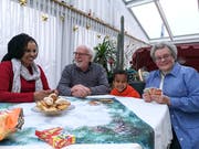 Miriti Kuflu, Alfred und Annalis Müller und der kleine Mereb spielen Uno. (Bild: Martina Eggenberger)