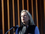 US-Heimatschutzministerin Kirstjen Nielsen spricht vor der Grenzmauer zu Mexiko in Calexico im US-Bundesstaat Kalifornien. (Bild: KEYSTONE/AP/GREGORY BULL)