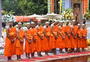 Nach der Rettung nahmen die Fussballspieler an einer Zeremonie im buddhistischen Tempel Wat Phra That Doi Wao im Gebiet Mae Sai teil — und posierten anschliessend für die Fotografen. (Bild: EPA/Chaichan Chaimun (Chiang Rai, 25. Juli 2018) )