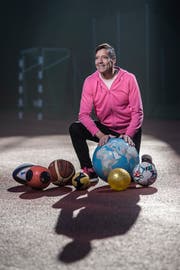 Der Fussball ist eigentlich sein liebster Ball: Hausi Eberhard auf dem Sportplatz der Kanti Alpenquai. (Bild: Pius Amrein (Luzern, 20. Dezember 2018))