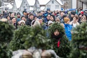 Der grosse Andrang am Teufner Silvester hat nicht nur gute Seiten: Die Silvesterchläuse haben es immer mehr mit aufdringlichen Zuschauern zu tun. (Bild: Michel Canonica (31. Dezember 2017))