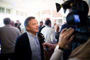 Ist auch in Davos am Spengler-Cup Jahr für Jahr ein gefragter Mann: René Fasel. (Bild: Gian Ehrenzeller/Keystone (Davos, 29. Dezember 2015))