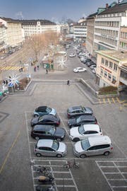 Die Parkplätze auf dem Marktplatz und dem Blumenmarkt (vorne im Bild) verschwinden erst auf den 1. April 2019 hin. Dies, weil die Aufwertungsmassnahmen für den ständigen Markt noch nicht spruchreif sind. (Bild: Urs Bucher - 27. Dezember 2018)