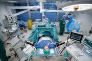 Eine Metallplatte wird aus dem Sprunggelenk von Jacqueline Senn entfernt: Im neuen Ambulatorium der Hirslanden Klinik St. Anna im Luzerner Bahnhof dauert der Eingriff inklusive Ruhezeit nur knapp vier Stunden. (Bild: Philipp Schmidli (Luzern, 18. Dezember 2018))