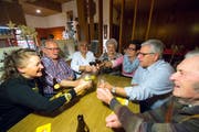 Ein Prosit auf die Zukunft: Wirtepaar Marlis und Karl Heimann (Mitte) mit Tochter Karin Boog. (Bild: Dominik Wunderli (Alberswil, 21. Dezember 2018))