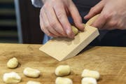 Die Gnocchi werden mit einem Gnocchi-Brett gezeichnet. (Bild: zvg)