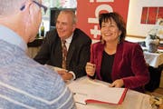 Unter Freunden und Bekannten: Bundesrätin Doris Leuthard und Autor Werner Vogt an der Vernissage beim Signieren des Buches «Die Staatsfrau mit Charme und Charisma». (Bild: Eddy Schambron)
