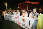 Oben: Die Leute demonstrierten vor der Stanser Mehrzweckhalle Turmatt und betraten diese nicht. (Bild: Philipp Schmidli)