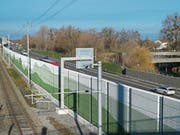 Auf der anderen Seite des Alten Rheins ist man der Meinung, seit dem Bau der fünfeinhalb Meter hohen Lärmschutzwand sei es im Dorf lauter. Auf Gaissauer Seite ist der Lärmschutz zwei Meter niedriger. (Bild: Bilder: Kurt Latzer)