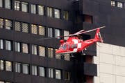 Die Rega-Helikopter sollen das Kantonsspital St.Gallen in Zukunft auch bei sehr schlechter Sicht anfliegen können – per Satellitennavigation. (Bild: Urs Jaudas)