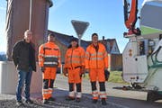 Markus Bänziger, Inhaber von Bänziger Kipper GmbH, Trogen, und seine Mitarbeiter Murat Thaqi, Sabri Rustemi und Naser Shabani auf einer der letzten Kehrichttouren des Unternehmens in Teufen. (Bild: MC)