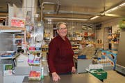 Brigitta Rölli in ihrem Dorfladen in der ehemaligen Käserei. Ende Jahr schliesst der Dorfladen in Happerswil endgültig. (Bild: Hannelore Bruderer)