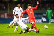 War nie U-Nationalspieler, ist heute aber Teil der A-Nationalmannschaft: der im November geborene Christian Fassnacht (rechts). (Ennio Leanza/Keystone (Lugano, 14. Noember 2018))