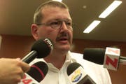 Daniel Bussmann an der Medienkonferenz zum Tötungsdelikt im Altersheim Eichhof im Sommer 2001. (Bild: Archiv LZ)