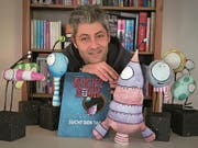 Tom Künzler, umringt von den Protagonisten seines neusten Werks. (Bild: PD)