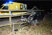 Das Auto wurde durch den Unfall komplett zerstört. (Bild: Kantonspolizei St.Gallen)