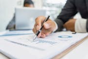 Expertise und Beratung stehen im Zentrum: Versicherungsbroker müssen sich wegen der Digitalisierung neu erfinden. (Bild: Symbolbild: Veerasak Piyawatanakul/Getty)