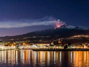 Nach dem durch den Vulkan Ätna ausgelösten Erdbeben auf Sizilien hat die italienische Regierung den Notstand für die betroffenen Orte auf Sizilien erklärt. (Bild: KEYSTONE/AP/SALVATORE ALLEGRA)