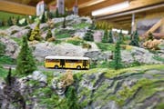 Ein Miniaturpostauto in der Landschaft eines Modelleisenbahnclubs: Der Markenschutz der Post gilt auch für Spielzeuge. (Bild: Alessandro Della Bella/Keystone)