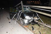 Die Autolenkerin fuhr den Zaun auf einer Länge von 30 Metern um. (Bild: Kantonspolizei St.Gallen)