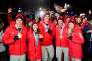 Olympische Spiele: Insgesamt 15 Medaillen, davon fünf in Gold, gab’s für die Schweiz in Südkorea. Hier feiern Daniel Yule (v.l.), Wendy Holdener, Ramon Zenhäusern, Luca Aerni und Denise Feierabend ihre Podestplätze. (Bild: Keystone (24. Februar 2018))