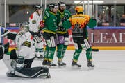 Die Thurgauer Kenny Ryan, Léonardo Fuhrer und Cody Wydo jubeln, Oltens Goalie Simon Rytz ist konsterniert. Der HCT besiegt die ambitionierten Solothurner bereits zum zweiten Mal in dieser Saison. (Bild: Marc Schumacher/Freshfocus)