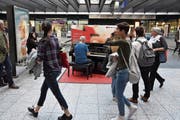 Unterhaltung für die Pendler: Ein Mann musiziert am Bahnhof Bern. (Bild: SBB)