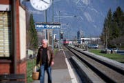 Grund für den Ausfall auf der einspurigen SBB-Strecke zwischen Buchs und Sargans am Donnerstagnachmittag war ein defektes Triebfahrzeug. Die Reisenden wurden daraufhin mit einem Lösch- und Rettungszug transportiert.Bild: Ralph Ribi