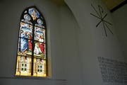 In der reformierten Kirche Baar: Jesus segnet einen Buben und mahnt seine Jünger. Johann Jakob Röttinger hat die Bibelstelle als prächtige Glasmalerei festgehalten. (Bild: Andreas Faessler (27. Dezember 2018))