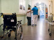 Ältere Menschen sehen sich auf Grund ihres Alters im Gesundheitswesen zuweilen ungerecht behandelt. Ein Freiburger Forscher will diesem Phänomen auf den Grund gehen. (Bild: KEYSTONE/CHRISTIAN BEUTLER)