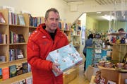 Hansjörg Briggen setzt sich gerne für «einen guten, sozialen und sinnvollen Zweck» ein und ist bei der Päckliaktion im Werdenberg für die Logistik zuständig. Hier holt er Pakete im Buchser Chaco-Lädeli ab. (Bilder: Hanspeter Thurnherr)