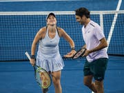 Haben sie auch dieses Jahr wieder Grund zum Strahlen? Belinda Bencic und Roger Federer treten beim Hopman Cup als Titelverteidiger an (Bild: KEYSTONE/ap/TONY MCDONOUGH)