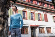 Gemeinderat Ruedi Mazenauer vor dem ehemaligen Gasthof «Löwen» in Ebikon. (Bild: Nadia Schärli (Ebikon, 17. Dezember 2018))