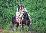 Tim Volkers als Winnetou mit dem Pferd Zorro an der Premiere des Stücks Winnetou II. (Bild: Romano Cuonz, Engelberg, 6. Juli 2018)