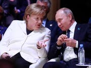Die deutsche Kanzlerin Angela Merkel und der russische Präsident Wladimir Putin haben ein Telefonat bezüglich des Ukraine-Konflikts geführt. (Bild: KEYSTONE/AP POOL Reuters/GONZALO FUENTES)