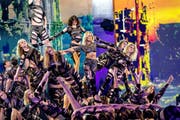 Helene Fischer steht im Zentrum einer Pose mit den Artistinnen und Artisten der Gruppe Zurcaroh. (Bild: SRF und ZDF/Michael Zargarinejad)