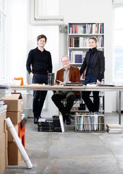 Stehen für eine ganzheitliche Zuger Kantonsgeschichte ein (von links): Stadtarchivar Thomas Glauser, der ehem. Staatsarchivar Peter Hoppe und Kunsthistorikerin Brigitte Moser. (Bild: Stefan Kaiser (Zug, 20. Dezember 2018))
