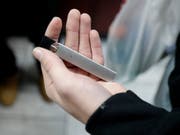 Der US-Anbieter Juul hat mit seinen bei Jugendlichen beliebten Liquid-Nikotinverdampfern einige Bewegung und Kontroversen ausgelöst. (Bild: KEYSTONE/AP/JULIO CORTEZ)
